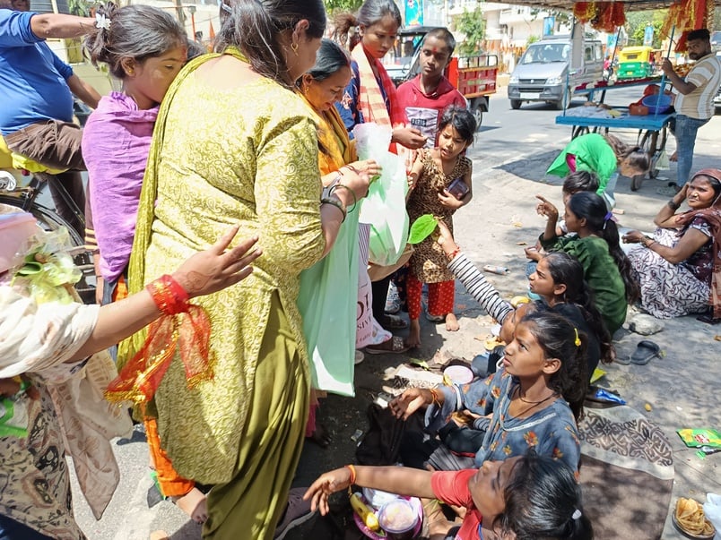 इकरार अहमद.... अष्टमी पर बाबा औघड़ नाथ मंदिर के बाहर कन्याओं को पान व पुरी देते श्रद्धालु। इकरार अहमद.... अष्टमी पर बाबा औघड़ नाथ मंदिर के बाहर कन्याओं को पान व पुरी देते श्रद्धालु।