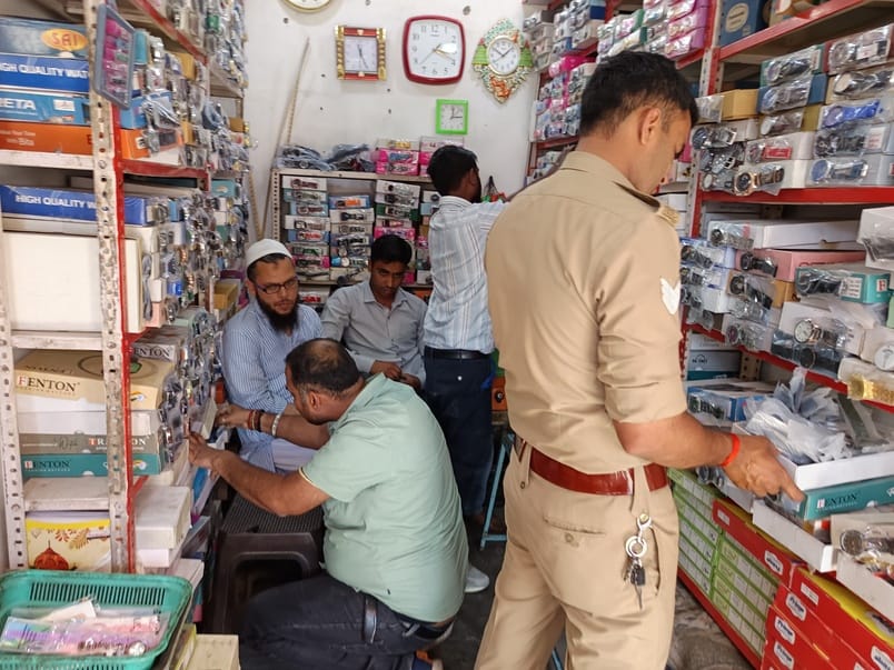 इकरार अहमद..... शहर घंटाघर चौराहे  मेट्रो घड़ी एजेंसी पर छापा मारते टाइटन घड़ी कंपनी के अधिकारी