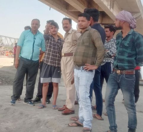 कछला घाट पर मौजूद एसडीआरएफ व परिजन। संवाद कछला घाट पर मौजूद एसडीआरएफ व परिजन। संवाद