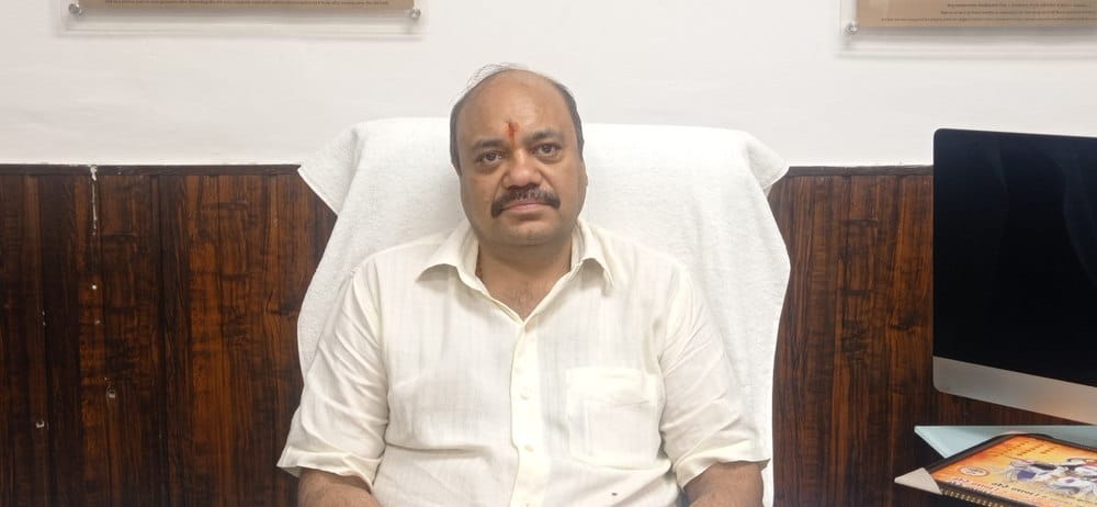 कुरुक्षेत्र।  पवित्र ब्रह्मसरोवर के बीचों बीच सड़क के दोनों और इस तरह लगाए जा रहे रंगीन फव्वारे