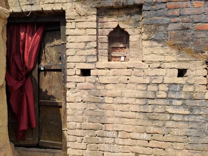 खलीलाबाद स्थित एक दुकान पर जांच करती खाद्य टीम खलीलाबाद स्थित एक दुकान पर जांच करती खाद्य टीम