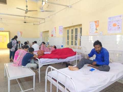 मलेरिया के वार्ड के बाहर भर्ती मरीज व स्वीच बोर्ड से निकले तार। संवाद मलेरिया के वार्ड के बाहर भर्ती मरीज व स्वीच बोर्ड से निकले तार। संवाद