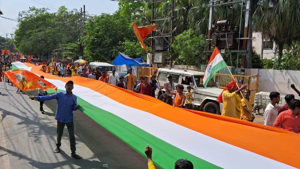 मंत्री ने लिया हाथ में गदा