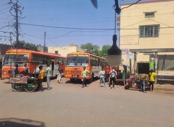 रोडवेज बस स्टैंड के सामने बाहरी डिपो की बसों की लगी लाइन। संवाद रोडवेज बस स्टैंड के सामने बाहरी डिपो की बसों की लगी लाइन। संवाद