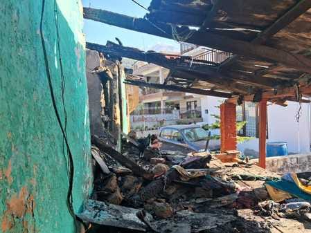 धर्मशाला के बड़ोल में आगजनी से जला मकान। स्रोत: पाठक धर्मशाला के बड़ोल में आगजनी से जला मकान। स्रोत: पाठक