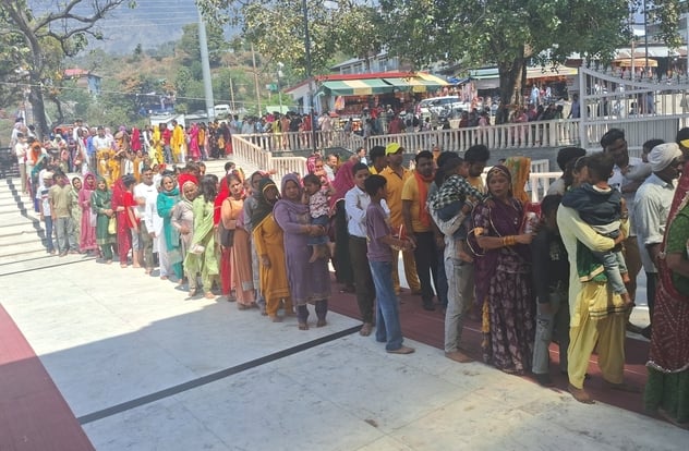 धर्मशाला के पास माता कुनाल पत्थरी मंदिर में नवमी पर उमड़ी श्रद्धालुओं की भीड़। संवाद