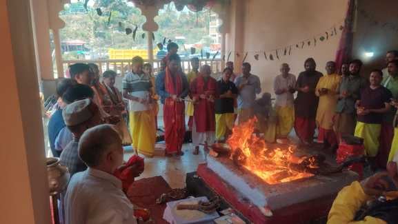 धर्मशाला के पास माता कुनाल पत्थरी मंदिर में नवमी पर उमड़ी श्रद्धालुओं की भीड़। संवाद