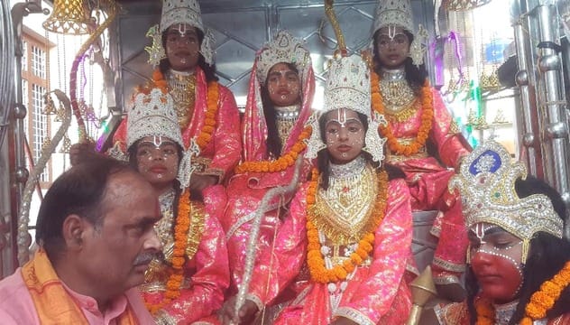 उझानी में रामनवमी शोभायात्रा शुरू होने से पहले पूजन करते केंद्रीय मंत्री बीएल वर्मा। संवाद