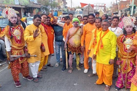 उझानी में रामनवमी शोभायात्रा शुरू होने से पहले पूजन करते केंद्रीय मंत्री बीएल वर्मा। संवाद