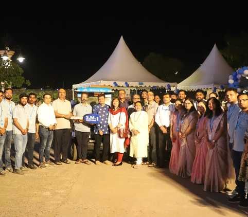 भस्म आरती में त्रिनेत्र और चंद्रमा से सजे बाबा महाकाल, किसी ने ई कार्ट तो किसी ने नगद राशि का द