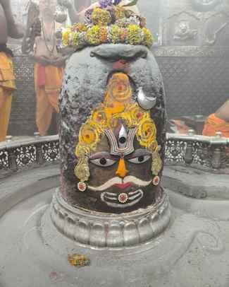भस्म आरती में त्रिनेत्र और चंद्रमा से सजे बाबा महाकाल, किसी ने ई कार्ट तो किसी ने नगद राशि का द