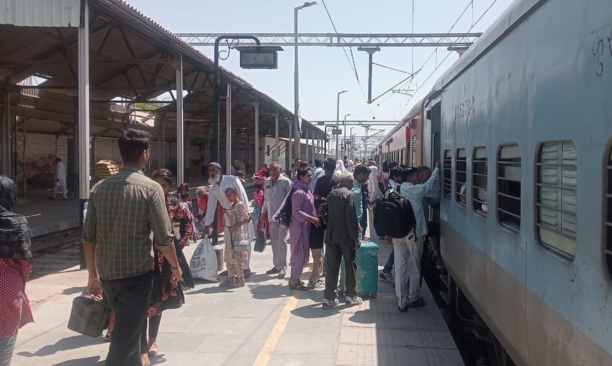 फोटो 03- सोनीपत स्टेशन पर सवारी गाड़ी रद्द होने के कारण एक्सप्रेस ट्रेन में सवार होते यात्री। स फोटो 03- सोनीपत स्टेशन पर सवारी गाड़ी रद्द होने के कारण एक्सप्रेस ट्रेन में सवार होते यात्री। स