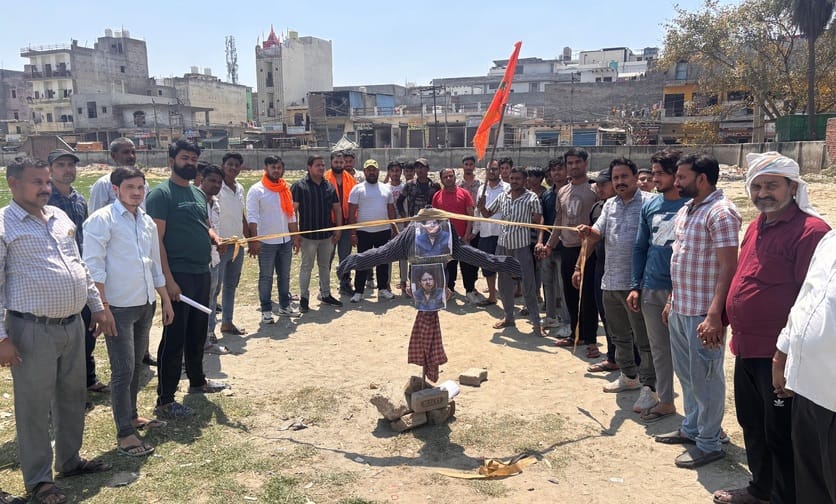 फोटो 05: सोनीपत के कुंडली में सपा के राज्यसभा सदस्य रामजी लाल सुमन का पुतला फूंकते करणी सेना के फोटो 05: सोनीपत के कुंडली में सपा के राज्यसभा सदस्य रामजी लाल सुमन का पुतला फूंकते करणी सेना के