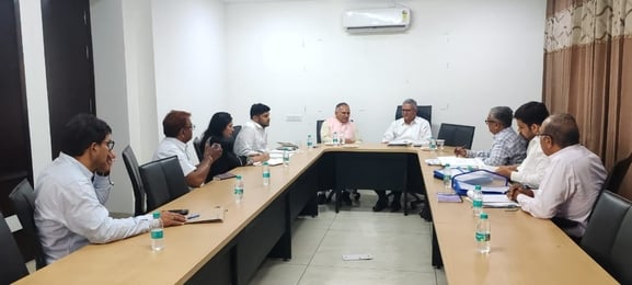 फोटो 07: सोनीपत के राई स्थित पीडब्ल्यूडी विश्राम गृह में मेयर व अधिकारियों के साथ बैठक करते सोन
