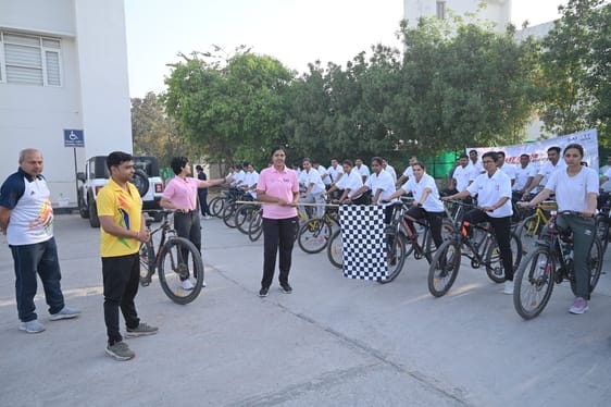 फोटो :10: सोनीपत के राई स्थित पुलिस आयुक्त कार्यालय से निकाली गई साइकिल रैली में भाग लेती पुलिस