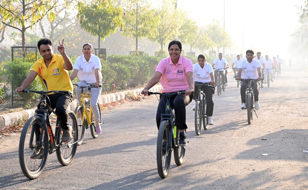 फोटो :10: सोनीपत के राई स्थित पुलिस आयुक्त कार्यालय से निकाली गई साइकिल रैली में भाग लेती पुलिस