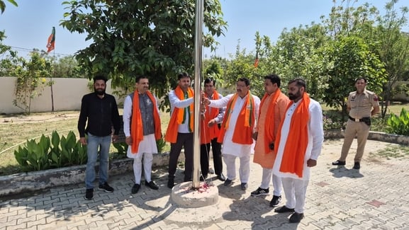 फोटो 20- सोनीपत के सेक्टर-7 स्थित भाजपा के जिला कार्यालय में स्थापना दिवस पर पार्टी का ध्वज फहर फोटो 20- सोनीपत के सेक्टर-7 स्थित भाजपा के जिला कार्यालय में स्थापना दिवस पर पार्टी का ध्वज फहर
