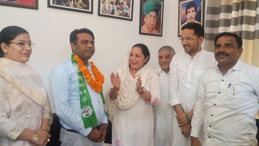 फोटो 23- सोनीपत के सेक्टर-15 में जजपा के पिछड़ा वर्ग हलका अध्यक्ष सतपाल जटवाड़ा के पार्टी छोड़ 