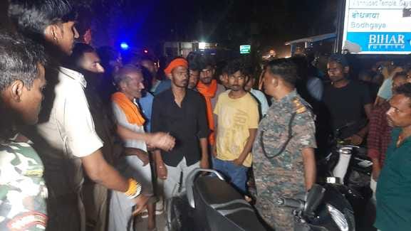 घटनास्थल पर छानबीन करती पुलिस