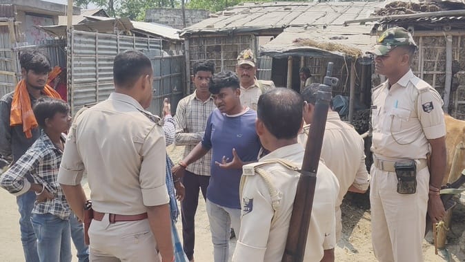 घटनास्थल पर मौजूद पुलिस व ग्रामीण