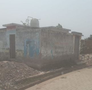 जंगल में बने बिजुआ के बहादुरनगर के सामुदायिक शौचालय का यह हाल, जिसका आज तक इस्तेमाल नहीं हो सका