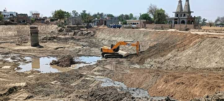 जोहड़ निमाण को लेकर रोष जताते ग्रामीण जोहड़ निमाण को लेकर रोष जताते ग्रामीण