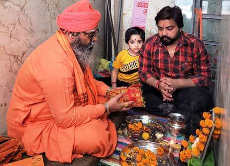 कुरुक्षेत्र। जयराम विद्यापीठ में नवरात्रों के अवसर पर दुर्गा अनुष्ठान में आहुति डालते ब्रह्मस्व