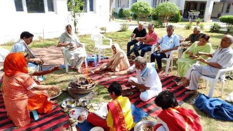 कुरुक्षेत्र। जयराम विद्यापीठ में नवरात्रों के अवसर पर दुर्गा अनुष्ठान में आहुति डालते ब्रह्मस्व