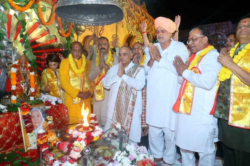 कुरुक्षेत्र। झाकी प्रस्तुति देने वाले कलाकारों और श्रद्धालुओं के साथ मां के भजनों पर झूमते  कैब