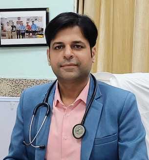 कुरुक्षेत्र। धूप से बचने के लिए छाता लेकर सड़क से गुजरती महिला। संवाद कुरुक्षेत्र। धूप से बचने के लिए छाता लेकर सड़क से गुजरती महिला। संवाद