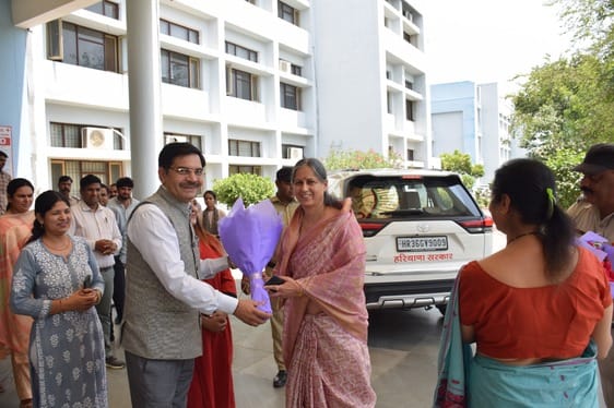 मीरपुर स्थित इंदिरा गांधी विश्वविद्यालय में नवनियुक्त कुलपति प्रोफेसर दीप्ति धर्माणी। स्रोत : मीरपुर स्थित इंदिरा गांधी विश्वविद्यालय में नवनियुक्त कुलपति प्रोफेसर दीप्ति धर्माणी। स्रोत :