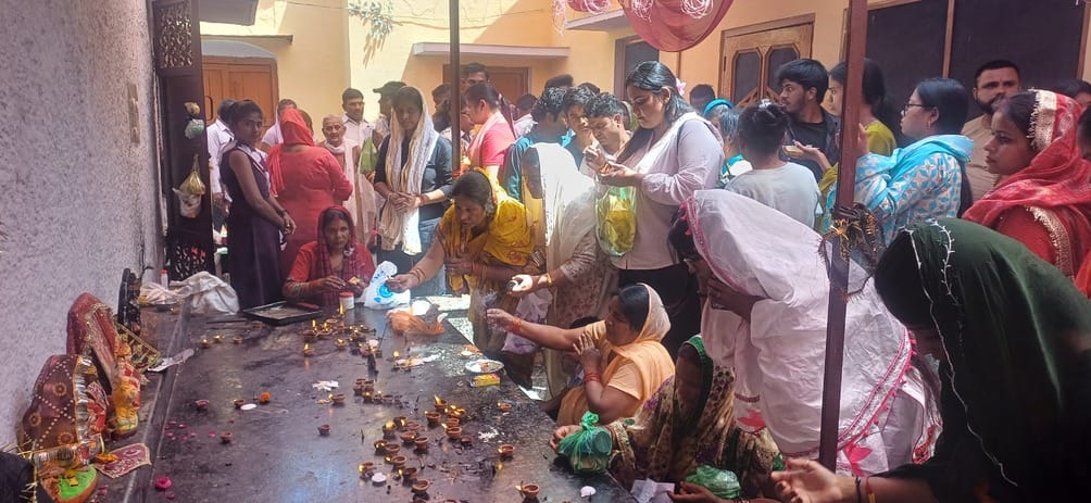 रामनवमी पर अंबाला छावनी के हिल रोड स्थित श्री सनातन धर्म मंदिर में भजन कीर्तन के दौरान मौजूद श रामनवमी पर अंबाला छावनी के हिल रोड स्थित श्री सनातन धर्म मंदिर में भजन कीर्तन के दौरान मौजूद श