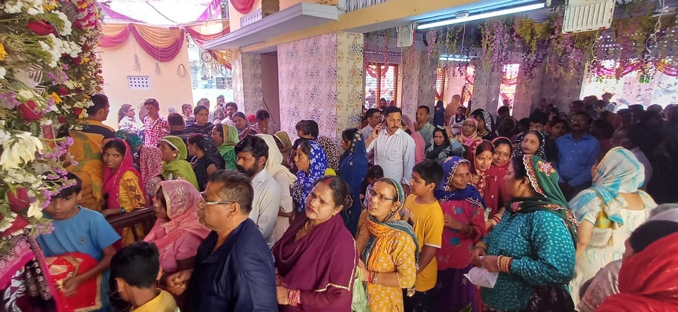 रामनवमी पर अंबाला छावनी के हिल रोड स्थित श्री सनातन धर्म मंदिर में भजन कीर्तन के दौरान मौजूद श रामनवमी पर अंबाला छावनी के हिल रोड स्थित श्री सनातन धर्म मंदिर में भजन कीर्तन के दौरान मौजूद श