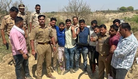 सैनी कोतवाली में अपनी मां के साथ खड़ा प्रतीक।
