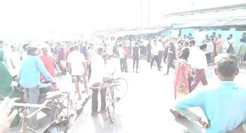 सड़क दुर्घटना के बाद ग्रामीणों ने सड़क पर लगाया जाम