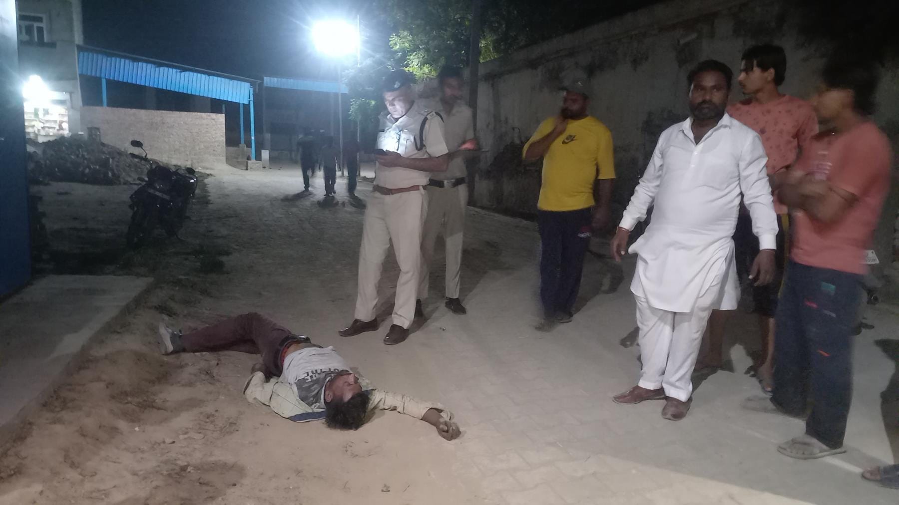 शौचालय के अंदर डिब्बे में इंजेक्शन। संवाद शौचालय के अंदर डिब्बे में इंजेक्शन। संवाद