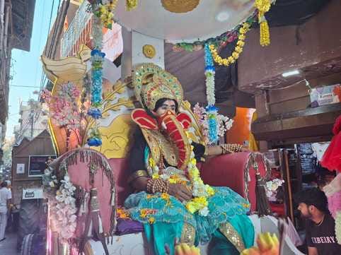 शामली के आठ्ठे वाला मंदिर में पूजा अर्चना करते श्रद्धालु । संवाद शामली के आठ्ठे वाला मंदिर में पूजा अर्चना करते श्रद्धालु । संवाद