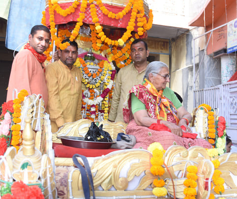 शामली के आठ्ठे वाला मंदिर में पूजा अर्चना करते श्रद्धालु । संवाद शामली के आठ्ठे वाला मंदिर में पूजा अर्चना करते श्रद्धालु । संवाद