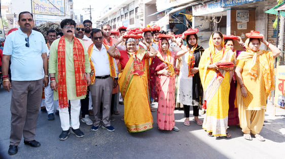 शामली के आठ्ठे वाला मंदिर में पूजा अर्चना करते श्रद्धालु । संवाद शामली के आठ्ठे वाला मंदिर में पूजा अर्चना करते श्रद्धालु । संवाद