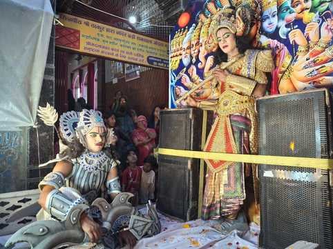 शामली के आठ्ठे वाला मंदिर में पूजा अर्चना करते श्रद्धालु । संवाद शामली के आठ्ठे वाला मंदिर में पूजा अर्चना करते श्रद्धालु । संवाद