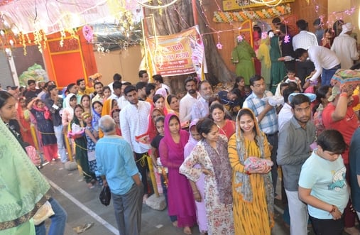 शामली के आठ्ठे वाला मंदिर में पूजा अर्चना करते श्रद्धालु । संवाद शामली के आठ्ठे वाला मंदिर में पूजा अर्चना करते श्रद्धालु । संवाद