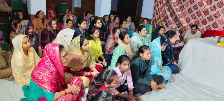 शामली के आठ्ठे वाला मंदिर में पूजा अर्चना करते श्रद्धालु । संवाद शामली के आठ्ठे वाला मंदिर में पूजा अर्चना करते श्रद्धालु । संवाद
