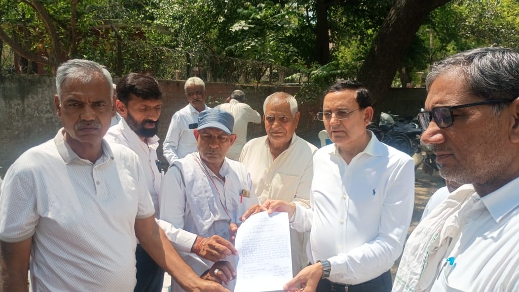 फाेटो 01- सोनीपत के गोहाना रोड स्थित लघु सचिवालय के सामने धरना देकर रोष जताते नागरिक अधिकार मंच