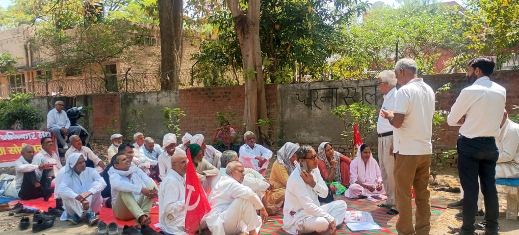 फाेटो 01- सोनीपत के गोहाना रोड स्थित लघु सचिवालय के सामने धरना देकर रोष जताते नागरिक अधिकार मंच