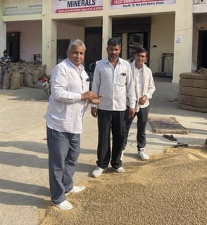 फोटो 19: सोनीपत के गन्नौर अनाज मंडी में पहुंची गेहूं की ढेरी में नमी की जांच करते आढ़ती व अधिकार फोटो 19: सोनीपत के गन्नौर अनाज मंडी में पहुंची गेहूं की ढेरी में नमी की जांच करते आढ़ती व अधिकार