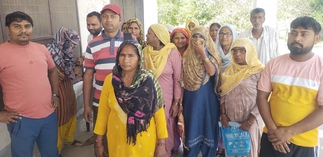 फोटो 20- सोनीपत के खरखौदा के खंड विकास एवं पंचायत कार्यालय के बाहर रोष जताते गांव सिलाना के ग्र फोटो 20- सोनीपत के खरखौदा के खंड विकास एवं पंचायत कार्यालय के बाहर रोष जताते गांव सिलाना के ग्र
