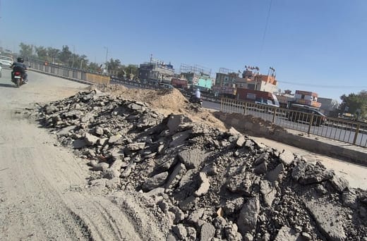 फोटो 28: सोनीपत में बहालगढ़ के पास सीमेंट का बेस बनाकर बिछाए जा रहे ब्लाक। संवाद फोटो 28: सोनीपत में बहालगढ़ के पास सीमेंट का बेस बनाकर बिछाए जा रहे ब्लाक। संवाद