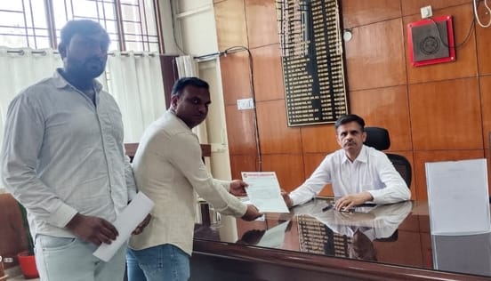 फोटो 31- सोनीपत के गोहाना रोड स्थित कार्यालय में एसडीएम को मुख्यमंत्री के नाम ज्ञापन देते क्राइ