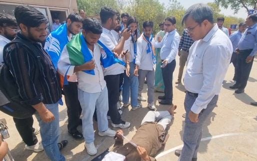 फोटो संख्या:-72 हकेंवि में धरना प्रदर्शन करने वाले छात्राओं को समझाते प्रशासनिक अधिकारी--संवाद फोटो संख्या:-72 हकेंवि में धरना प्रदर्शन करने वाले छात्राओं को समझाते प्रशासनिक अधिकारी--संवाद