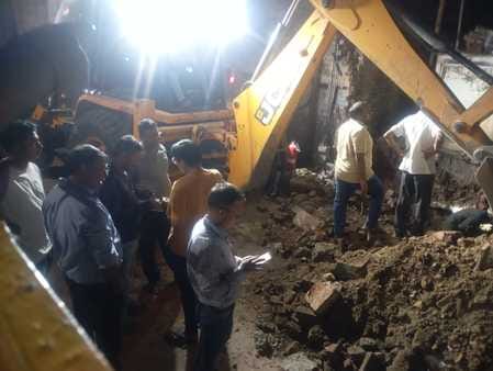 गैस पाइपलाइन लीकेज होने से लगी आग के बाद पाइपलाइन को दुरुस्त करते जेल के कर्मचारी गैस पाइपलाइन लीकेज होने से लगी आग के बाद पाइपलाइन को दुरुस्त करते जेल के कर्मचारी